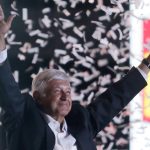 Bernal felicita a sus colegas en su día