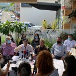 Bernal anuncia que colocaron concreto en la placa del puente sobre la quebrada La Chivata