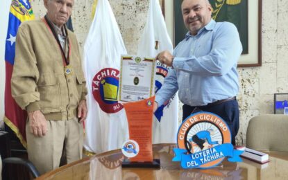 Lotería del Táchira entrega reconocimiento al ciclista Domingo Guerrero