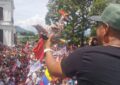 Tachirenses enarbolan las banderas de la Paz en apoyo al Presidente Maduro