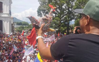 Tachirenses enarbolan las banderas de la Paz en apoyo al Presidente Maduro