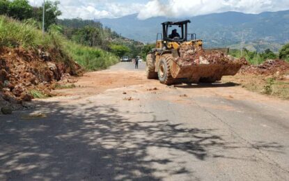 Intensifican remoción de derrumbes en tramo I de la Autopista