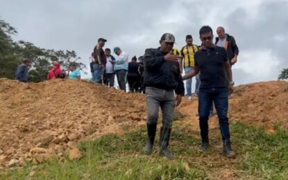 Red de aguas blancas y tanque australiano construyen en Bolivia Vieja junto a la Gobernación