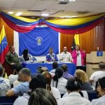 Con un desfile docentes y estudiantes celebran la llegada de las fiestas decembrinas