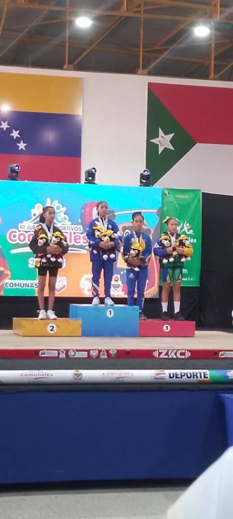 La joven atleta tachirense Hadasa Suárez, brilló este 10 de diciembre en los Juegos Deportivos Comunales 2025 al conquistar tres medallas de plata, en la disciplina de halterofilia, categoría femenina de los 40 kilogramos.